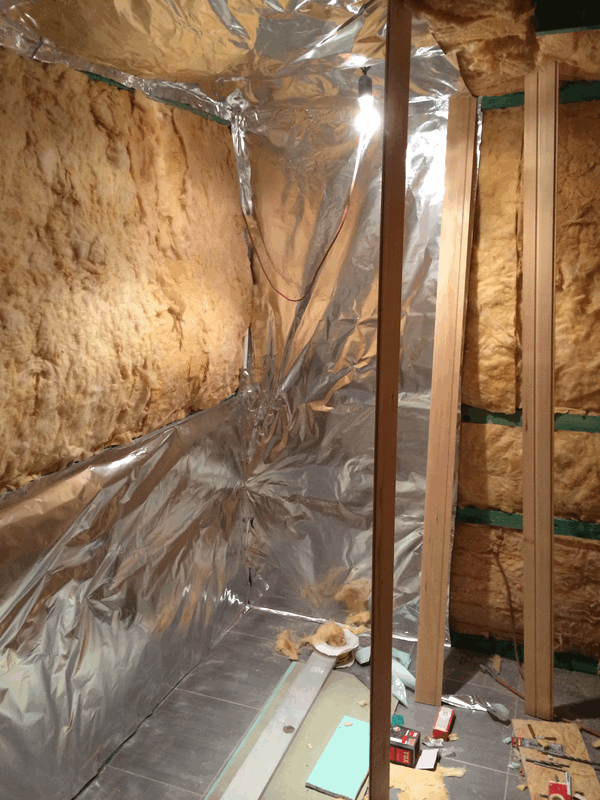 Bei der zwischensparrendämmung wird die dampfbremse von innen auf die dämmschicht verlegt, sodass diese gegen kondenswasser aus dem wohnbereich . Glaswolle und Alufolie als DÃ¤mmung | Hausbau, ein Baublog