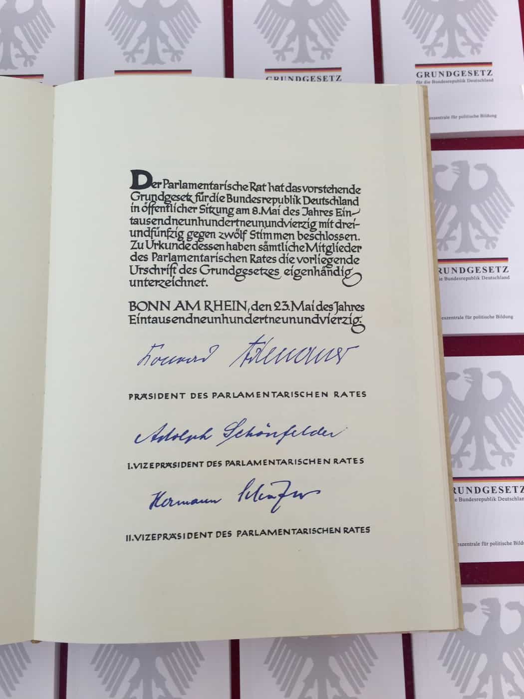 Erste Seite der Urschrift unseres Grundgesetz (Faksimile)