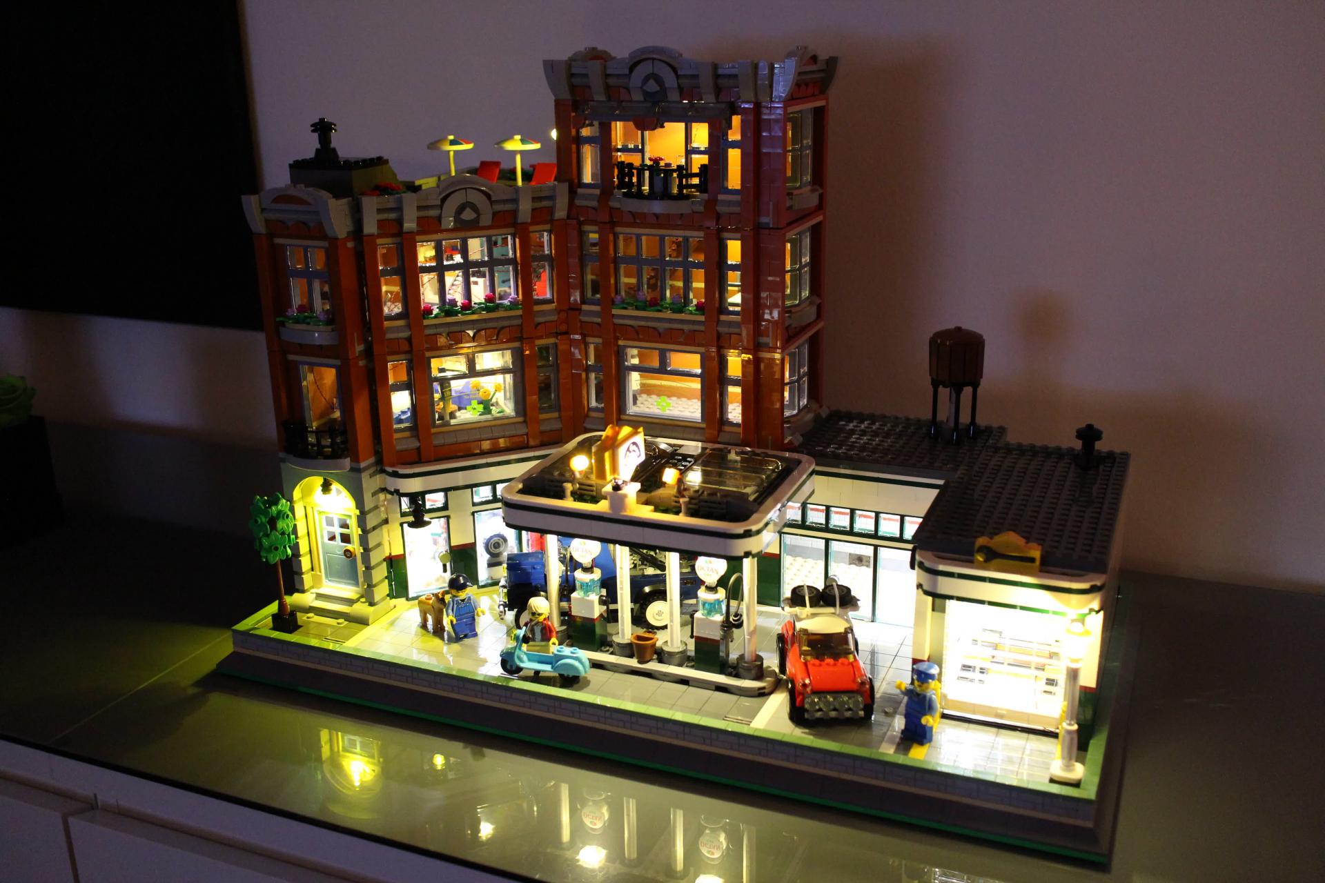 Double modular LEGO 10264 Corner Garage : joli ! - HelloBricks
