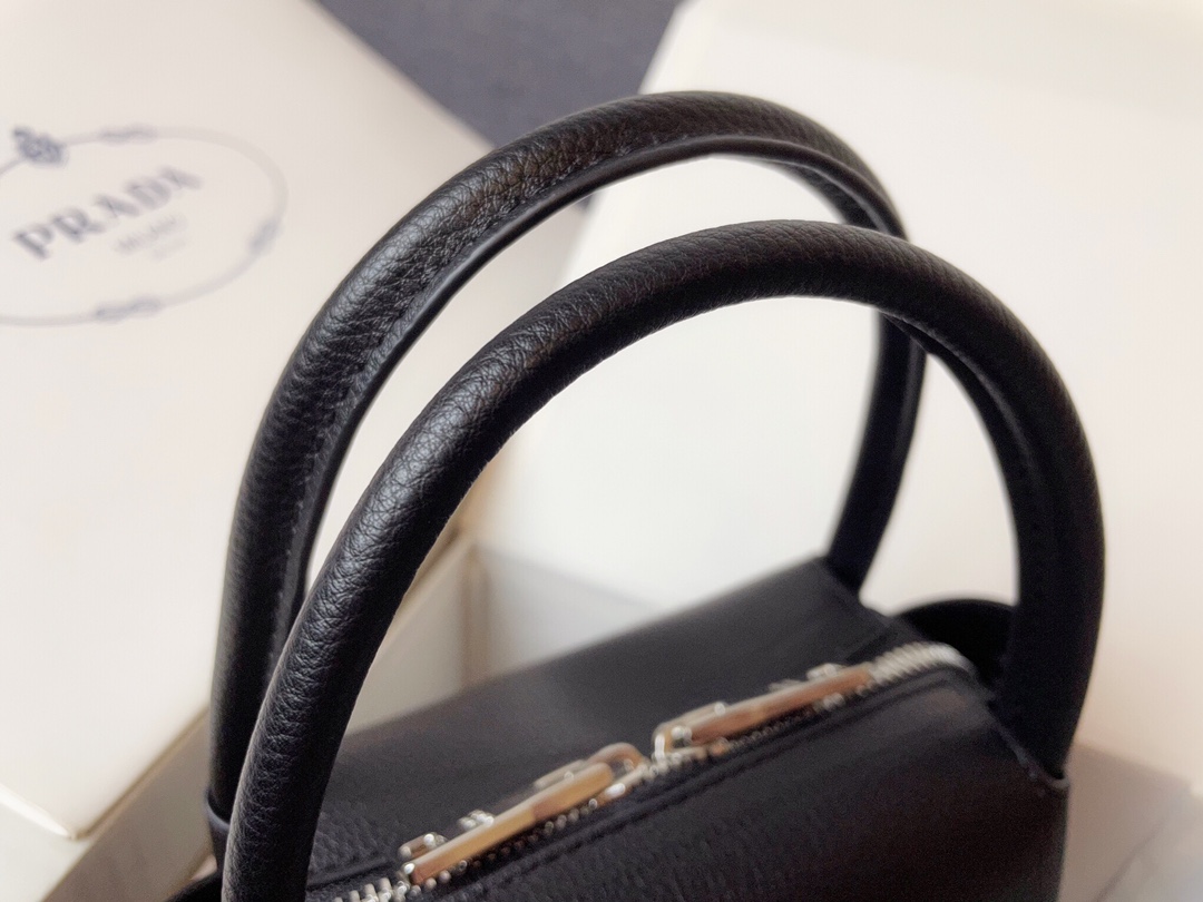 プラダ レザー ハンドバッグ ミニバッグ レディース シルバーxブラック PRADA プラダ ミニハンドバッグ ブラック 1BA362 2DKV F0002