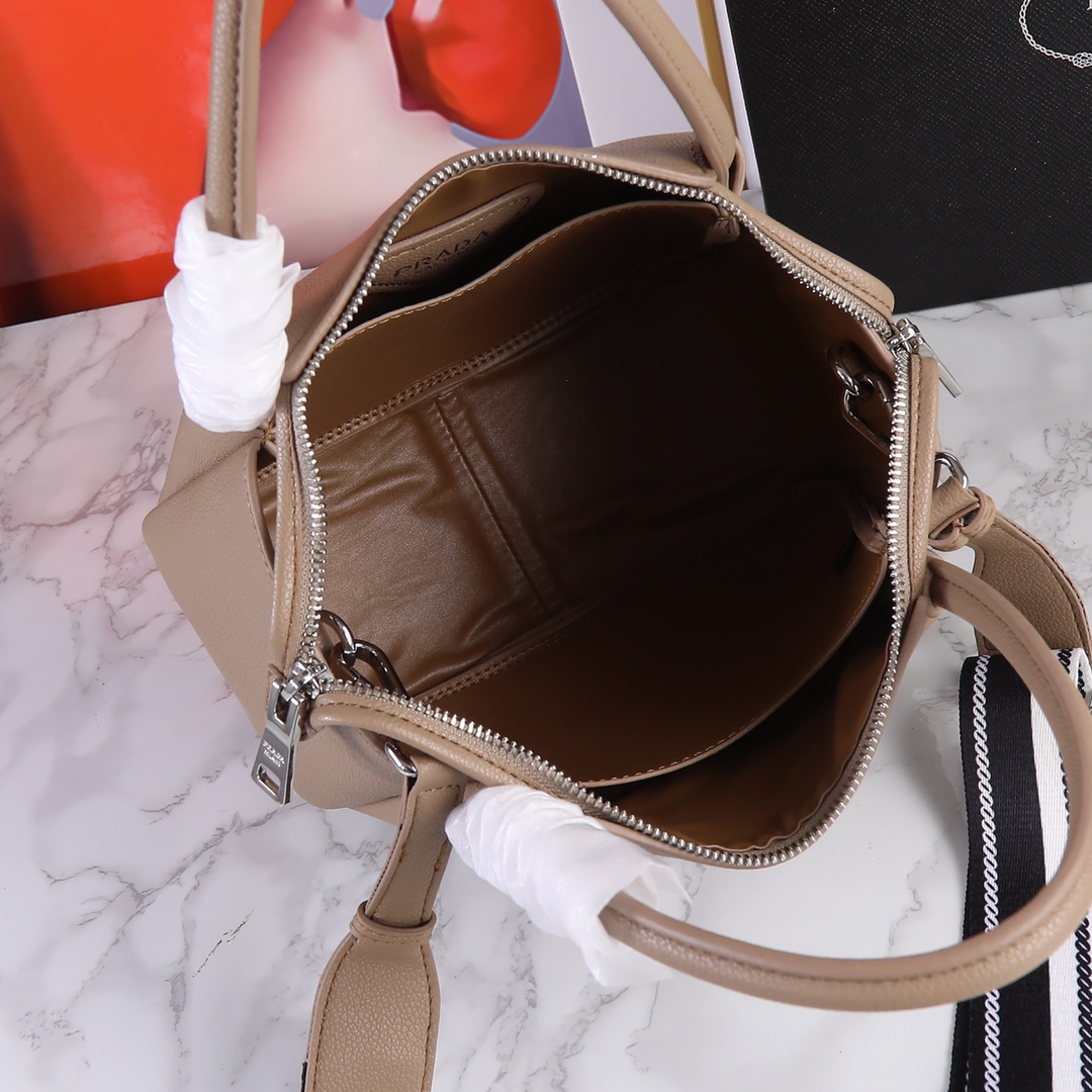 【希少】プラダ ハンドバッグ 2way ショルダー 編込み レザー ベージュ系 希少】プラダ ハンドバッグ 2way ショルダー 編込み レザー