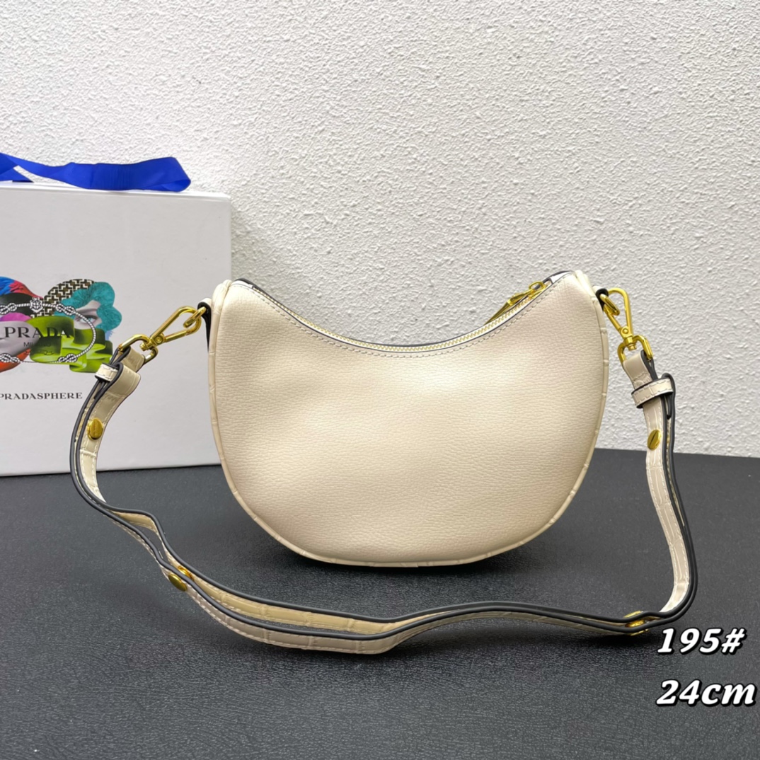 美品 コーチ レザーショルダーバッグ ホワイト ゴールド金具