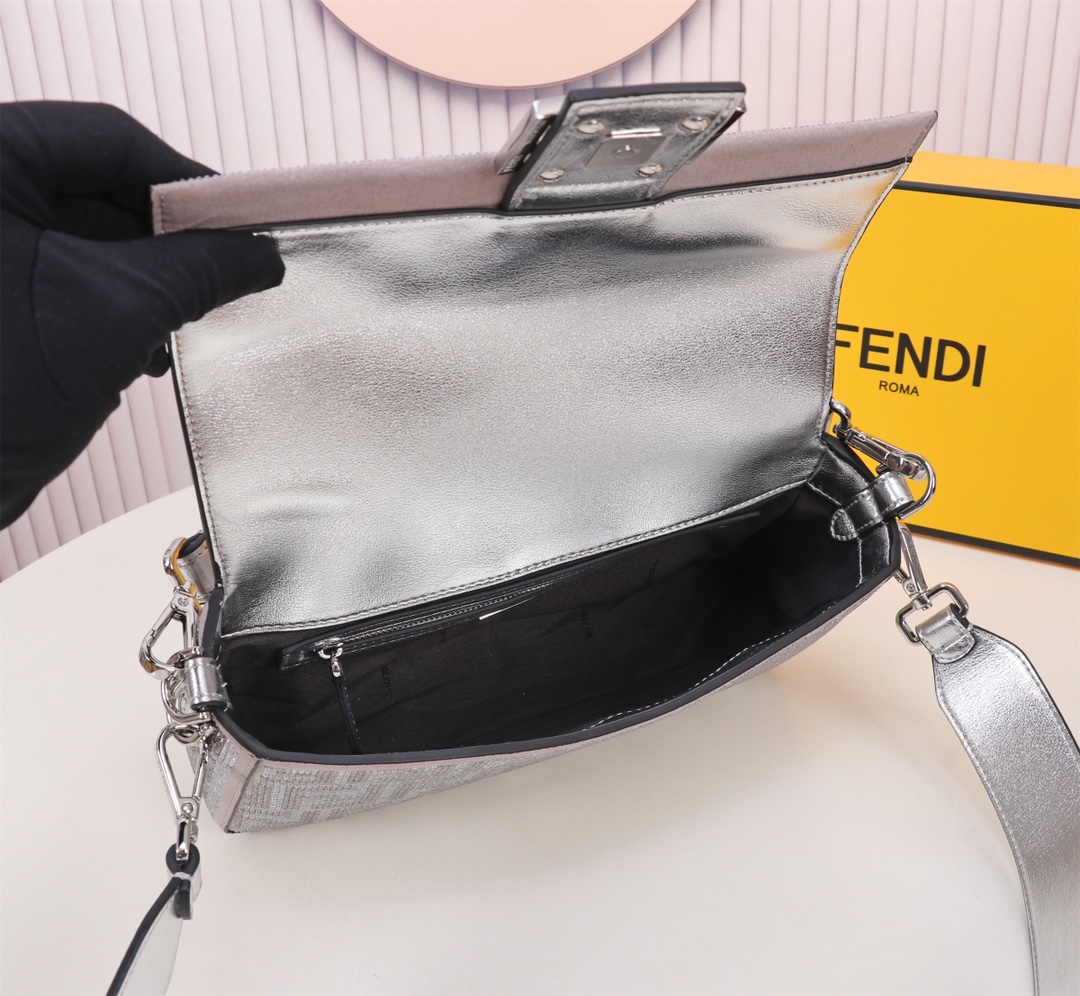 関税込FENDI ダークブルー レザーFFキャンバス バッグ org.jpg