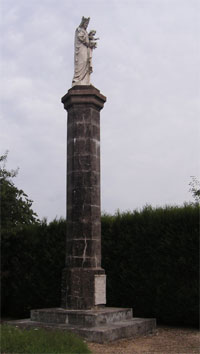 Colonne commémorative, à l'emplacement de la chapelle de Talbot, au bord de la Dordogne