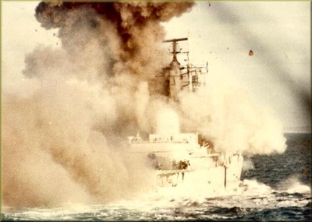 Le Coventry victime d'une attaque de l'aéronavale argentine pendant la guerre des Malouines  en 1982 (DR)