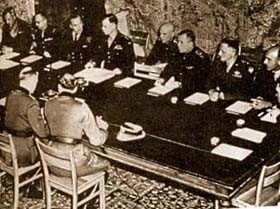 Capitulation du IIIe Reich à Reims : on  voit de dos le général Alfred Jodl