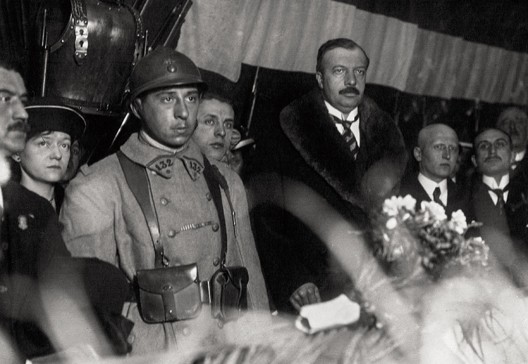 Auguste Thin devant le cercueil du Soldat Inconnu (1920)
