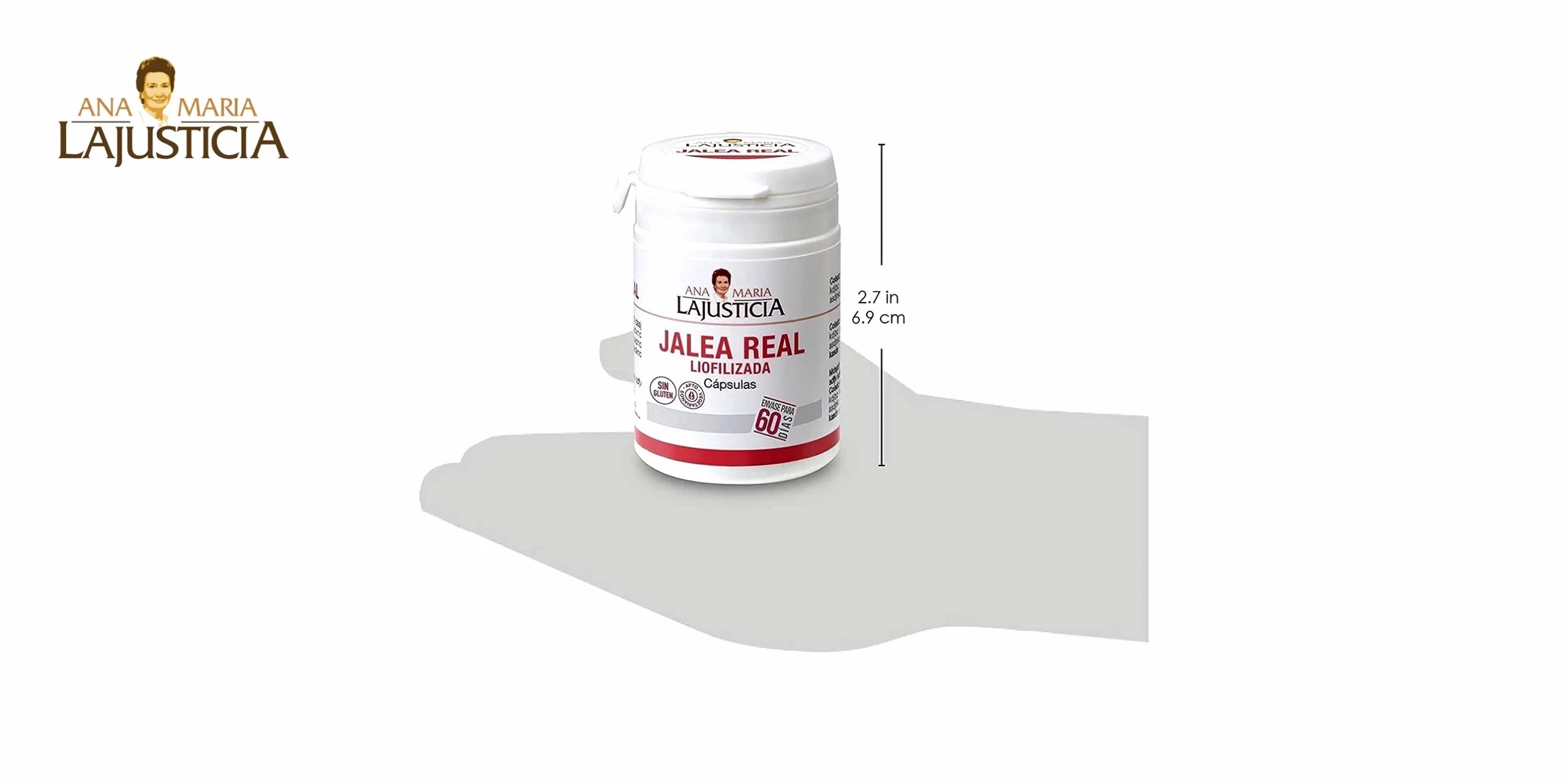 El bote de Jalea Real Liofilizada de Ana Maria Lajusticia es un complemento alimenticio que contiene jalea real liofilizada, una sustancia natural que producen las abejas y que tiene propiedades nutritivas y beneficiosas para la salud. El envase tiene un color blanco y una forma cilíndrica, con el logo de la marca y el nombre del producto en la parte frontal, en letras negras y rojas. En la parte trasera tiene una etiqueta con la información nutricional, los ingredientes y el modo de empleo. El bote contiene 60 cápsulas, que se presentan en un blíster transparente dentro del bote. El bote mide unos 10 cm de alto y unos 5 cm de diámetro, y pesa unos 100 g.