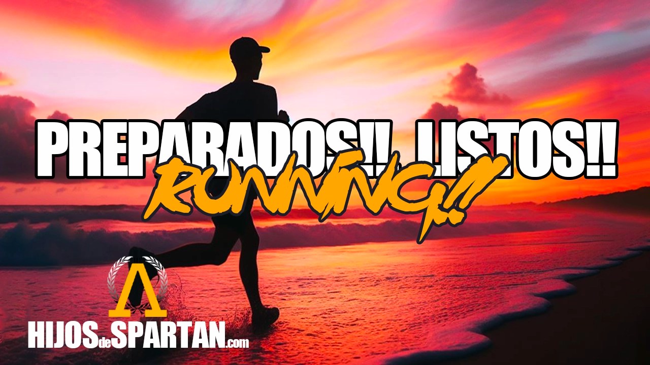 Muchacho corriendo por la playa en la puesta de sol