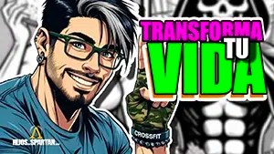 Una ilustración de un personaje en estilo cómic. Lleva una camiseta azul y un guante de camuflaje en la mano derecha, que está levantada en un gesto de puño cerrado. En la muñeca del personaje hay una pulsera con la palabra "CROSSFIT". En la parte superior derecha de la imagen, se lee "TRANSFORMA TU VIDA" en letras grandes y coloridas, con "TRANSFORMA" en rosa y "VIDA" en verde. En la esquina inferior izquierda, se encuentra el logo y la dirección web "HIJOSdeSPARTAN.com". El fondo de la imagen muestra un diseño en blanco y negro de un torso musculoso.