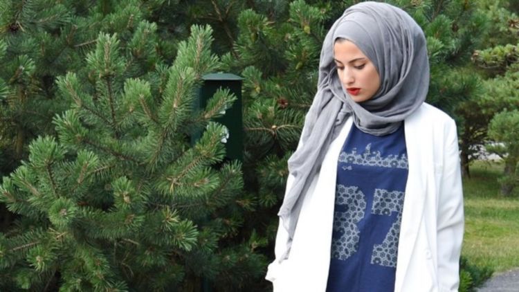 Namun tidak demikian dengan ktp milik gadis asal medan, sumatra utara, bernama ayu lubis ini. Gaya Foto Keren Perempuan Berhijab - foto candid kekinian