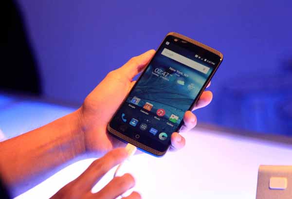 蘋果將在美國時間14日凌晨舉行2021蘋果秋季發表會，iphone 13系列手機正式亮相，台灣電信業者表示，今年可望與全球同步，24日新機登台開賣，因應疫情變化，業者積極準備實體及線上開賣措施，預期搭配高資費月租方案，iphone 13零元可期。 市場盛傳，iphone 13. 蘋果三星手機銷售下滑 国产品牌贏在性價比-香港商報