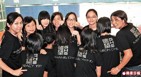 三位【星級游泳團】嘅 成員 衛詩雅、 李拾壹 同埋黃俊豪，為左參加水試，經過密集式嘅訓練，泳術同體能都大有提升。不過除咗要應付「魔鬼教練. æ¬æ¸¯ææ°æ³³çæ¶æ¯