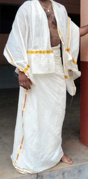 Traditional Kerala Dresses Lungi Mundum Neriyathum Holidify