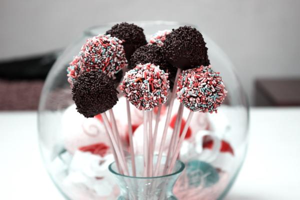 Cake pop tips and tricks - making cake pops with sprinkles