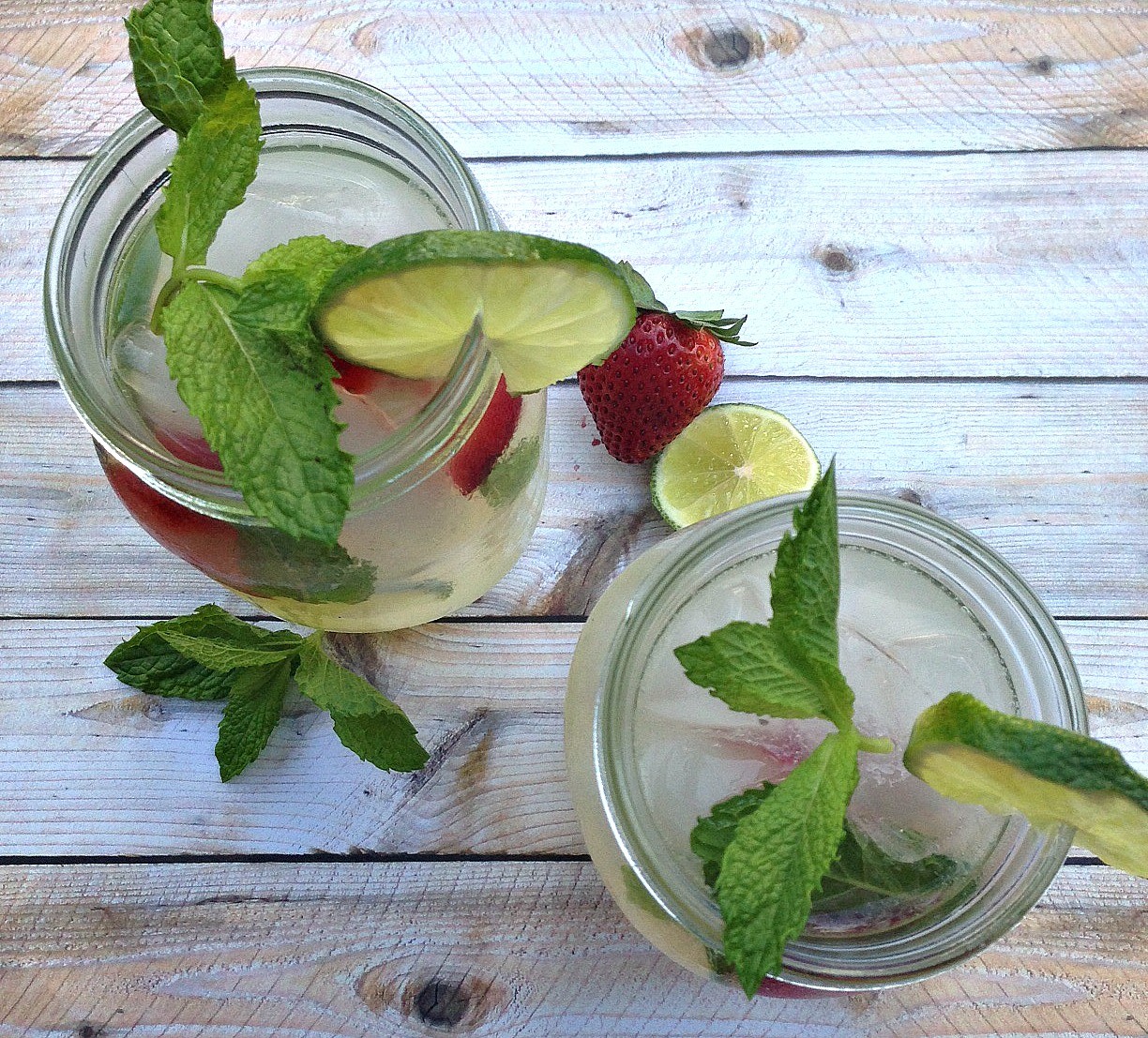 Summer alcoholic drinks mint vodka lemonade