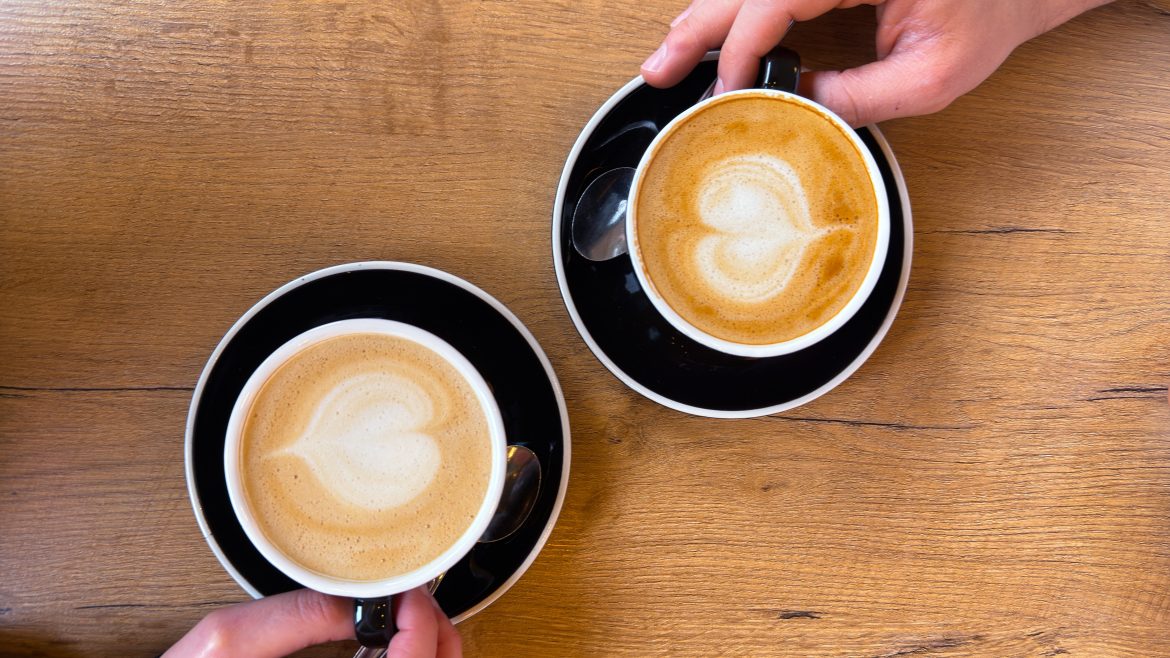 Zweisame Kaffeepause für Paare