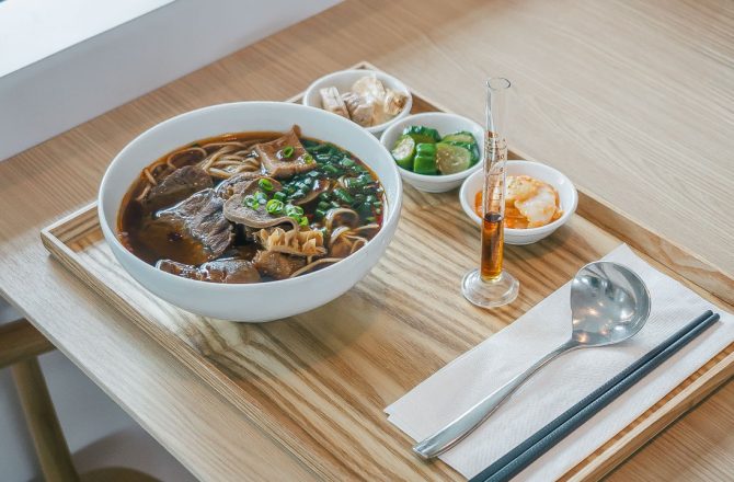 頭城烏石港美食｜凱渡廣場酒店 2F COCO 椰林：免排隊一次收集囍伯漢堡、大成羊排麵、啾咕咖啡等宜蘭百大美食！