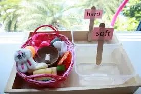 Permainan montessori untuk usia 18 bulan ke bawah. Ide Bermain Untuk Bayi Permainan Montessori Untuk Usia 18 Bulan Ke Bawah Indonesiamontessori Com