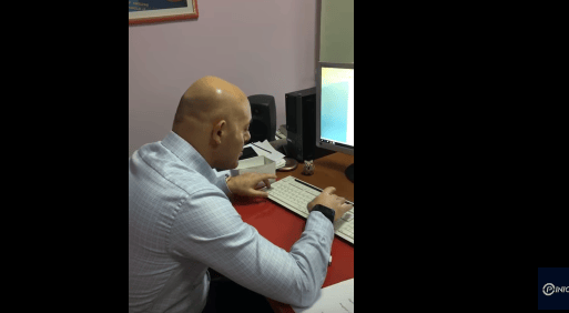 Emision i paparashikuar në “Opinion”, stafi në vrap, Fevziu nuk gjen dot vizën e kompjuterit | VIDEO