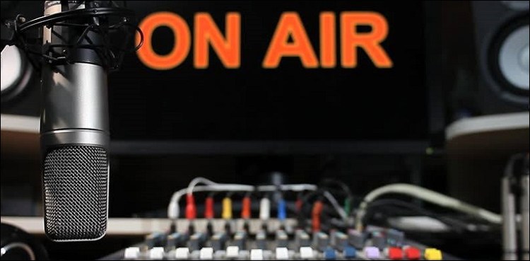 Vriten 2 gazetarë në radio