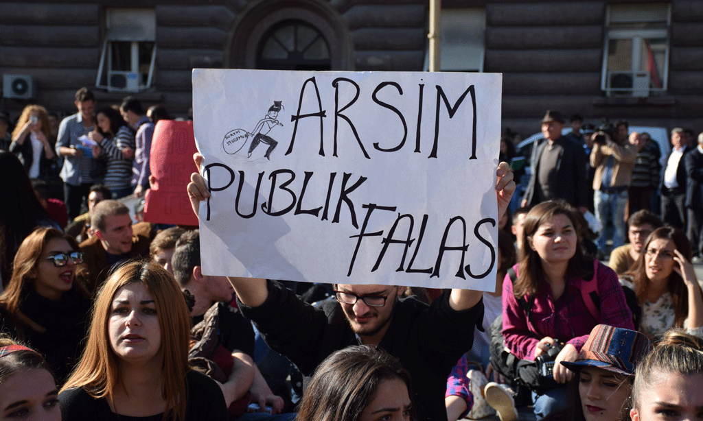 Paraqesin peticionin me 8 mijë nënshkrime/ Studentët: Anuloni tarifat e studimit