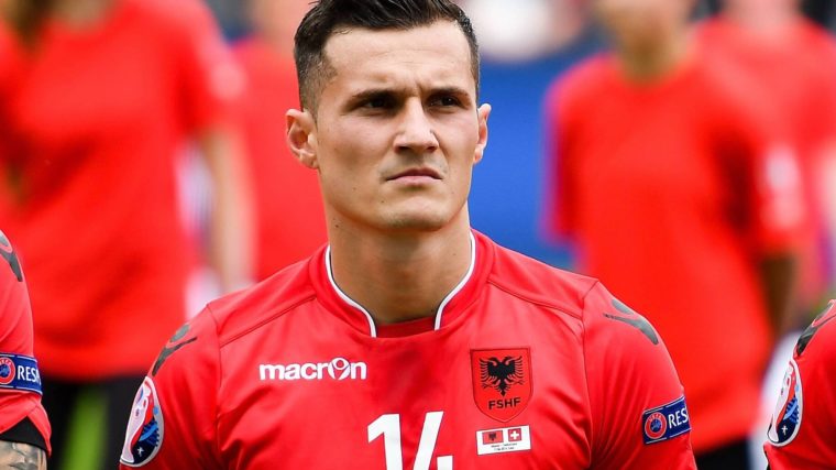 Taulant Xhaka pranë firmës me gjigantët e Stambollit