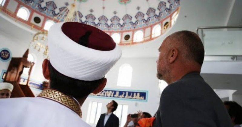 Osmani i Shijakut zbath Kryeministrin e Ministrin, Ramës i shkojnë sytë te çorapet e kuqe të Ahmetaj: Mi ka marrë mua