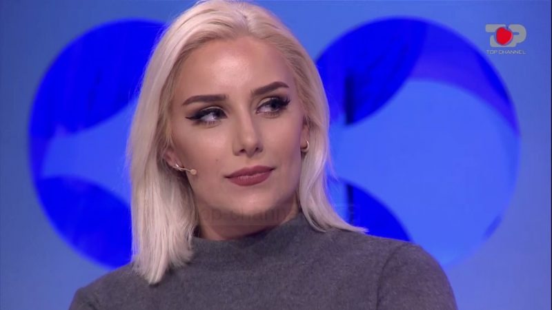 Tea pezullohet nga “Për’puthen”, Andi i del në mbrojtje: S’e hedh dot poshtë, e kam timen