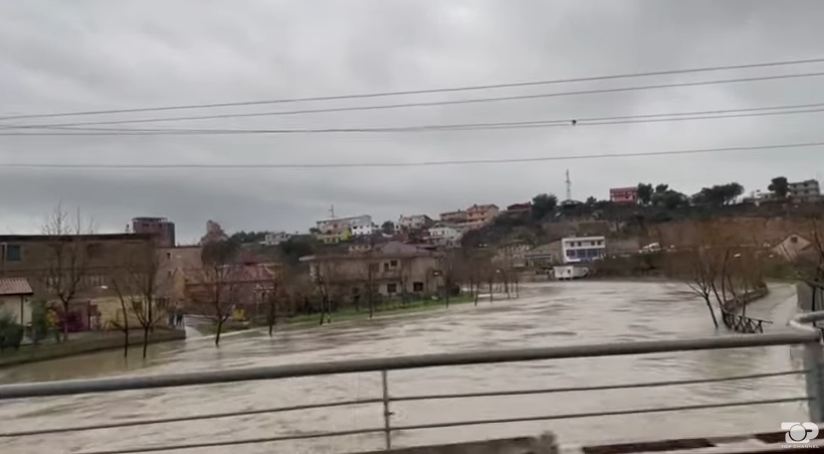 Forcat e ushtrisë mbërrijnë në Lezhë/ 970 ha tokë nën ujë! Një shtëpi e përmbytur në Kurbin, rrugë të bllokuara