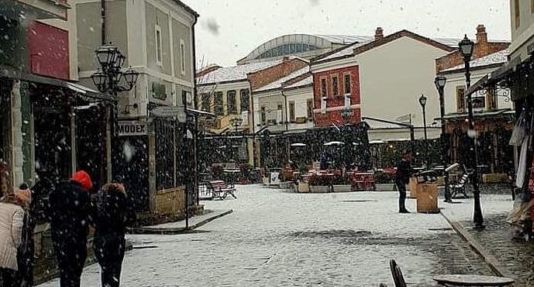Korça mbulohet nga dëbora! Trashësia arrin deri në 10 cm, probleme me energjinë elektrike në disa zona