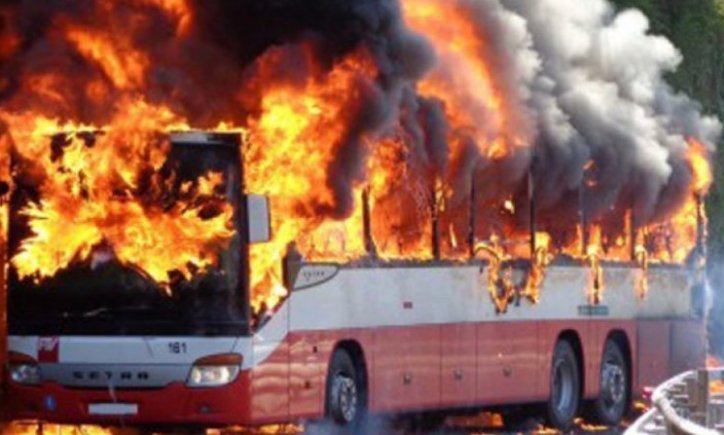 Merr flakë në ecje autobusi në Himarë-Sarandë