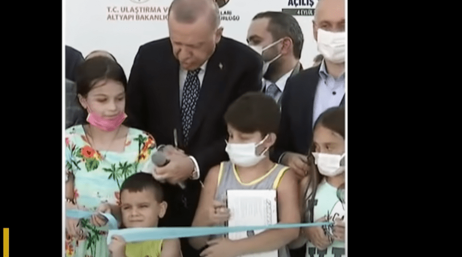 VIDEO | Presidenti turk Erdogan godet djalin e vogël, preu para tij shiritin e inagurimit