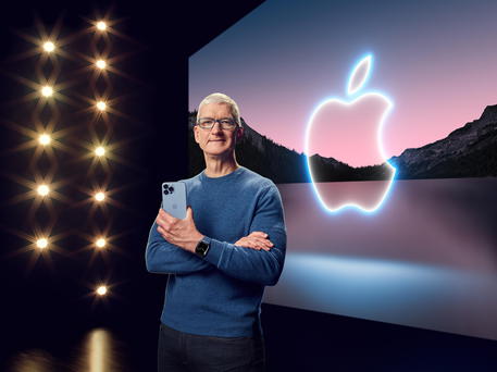 Apple: për Tim Cook pothuajse 100 milionë dollarë kompensim në 2021