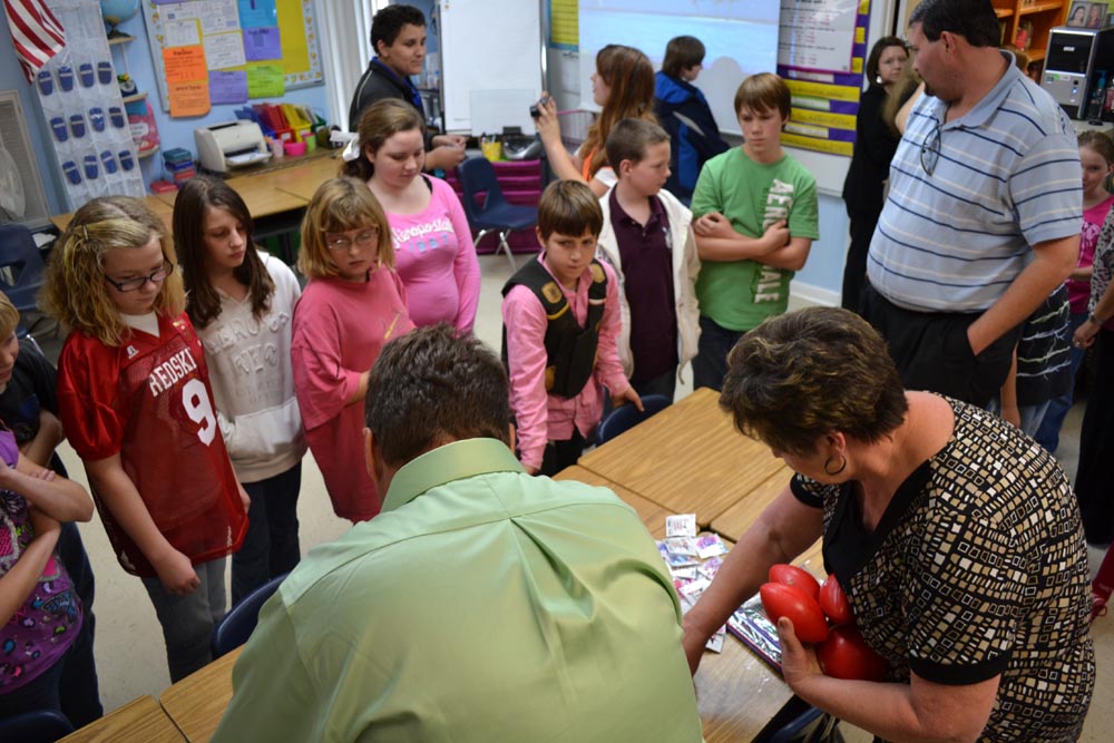 Lawrence County Sheriff Visits Area Schools For Red Ribbon Week