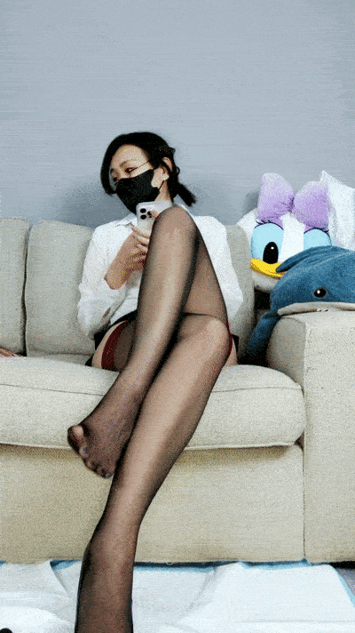 皮短裙極品美臀御姐!性感吊帶黑絲!跪在沙發翹起,炮擊抽插騷穴噴尿,跳蛋塞菊花,大黑牛塞入騷穴 - 截图1