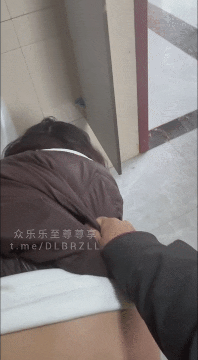 推特露脸淫妻博主【江西奇妙淫妻 红尘妃子】过年回家在村口,突发奇想公厕口交啪啪,勾搭外卖员 - 截图7
