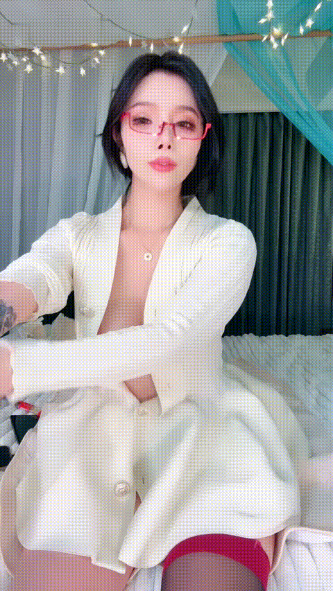極品大胸學妹,好好學習,蜜桃臀大奶子,穿着黑絲給男友口交,這魅惑的小眼神,噴鼻血了 - 截图92