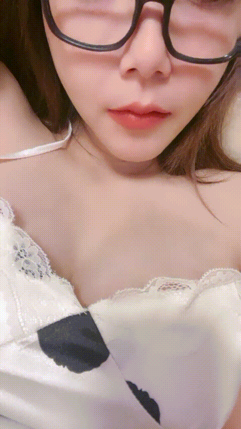顶级颜值模特女模小草莓无套狂操~白浆直流~射嘴里
