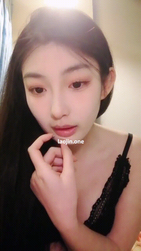 高颜巨乳黑丝美女 皮肤白皙 身材丰腴前凸后翘超极品 鲍鱼肥美 这沉甸甸的天然大奶子太诱惑了 被大哥无套输出