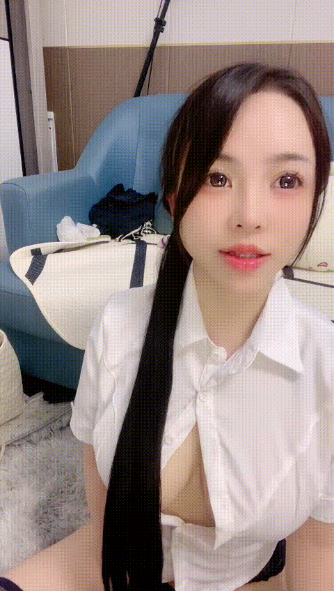 人间白月光_ 烤红長相清秀鄰家型可愛軟萌妹，全程露脸激情大秀道具抽插骚穴浪荡呻吟， - 截图7