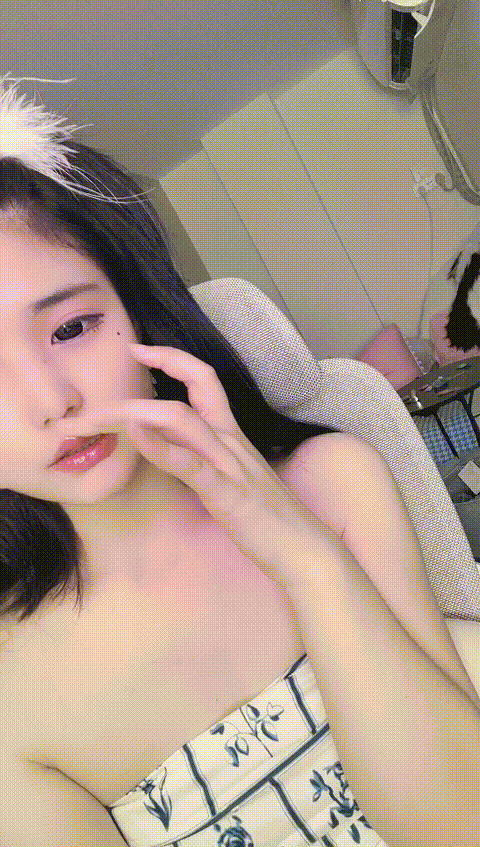如花似水无敌风骚少妇大奶美乳肤白貌美逼肥水多揉奶玩逼其中一个逼毛特别浓厚还黑另类性感无套啪啪多P