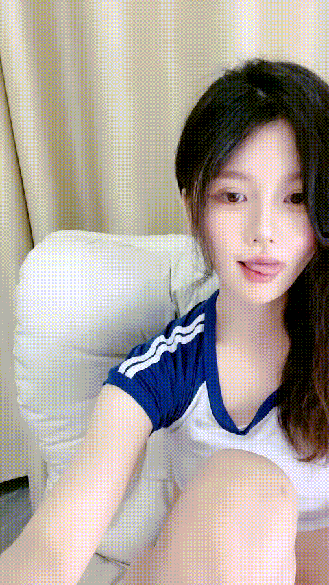 兔兔宝 羞涩中带一点骚的极品小姑娘,全程露脸大秀直播撩骚互动狼友听指挥,425 - 截图3