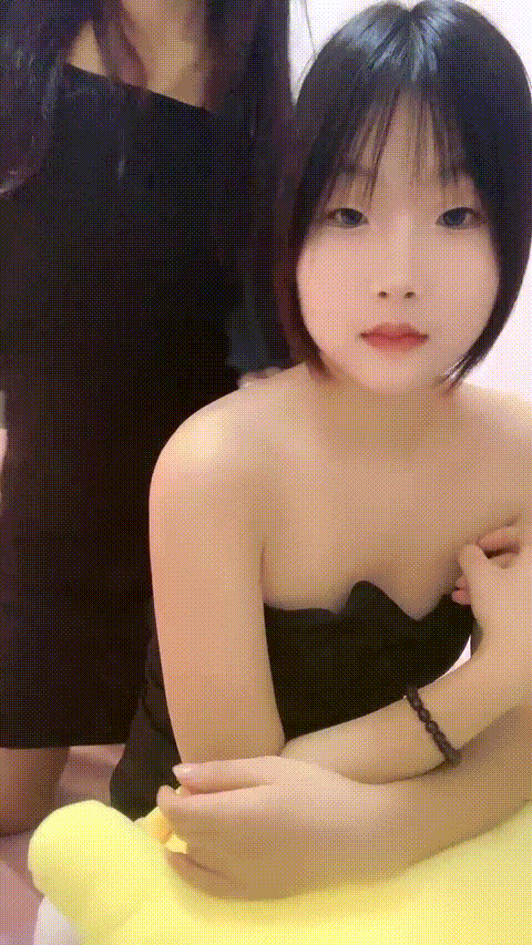 kfc极品美女跟着摄影师拍照。公主裙白色丝袜透明内内 嫩穴可见1 - 截图18