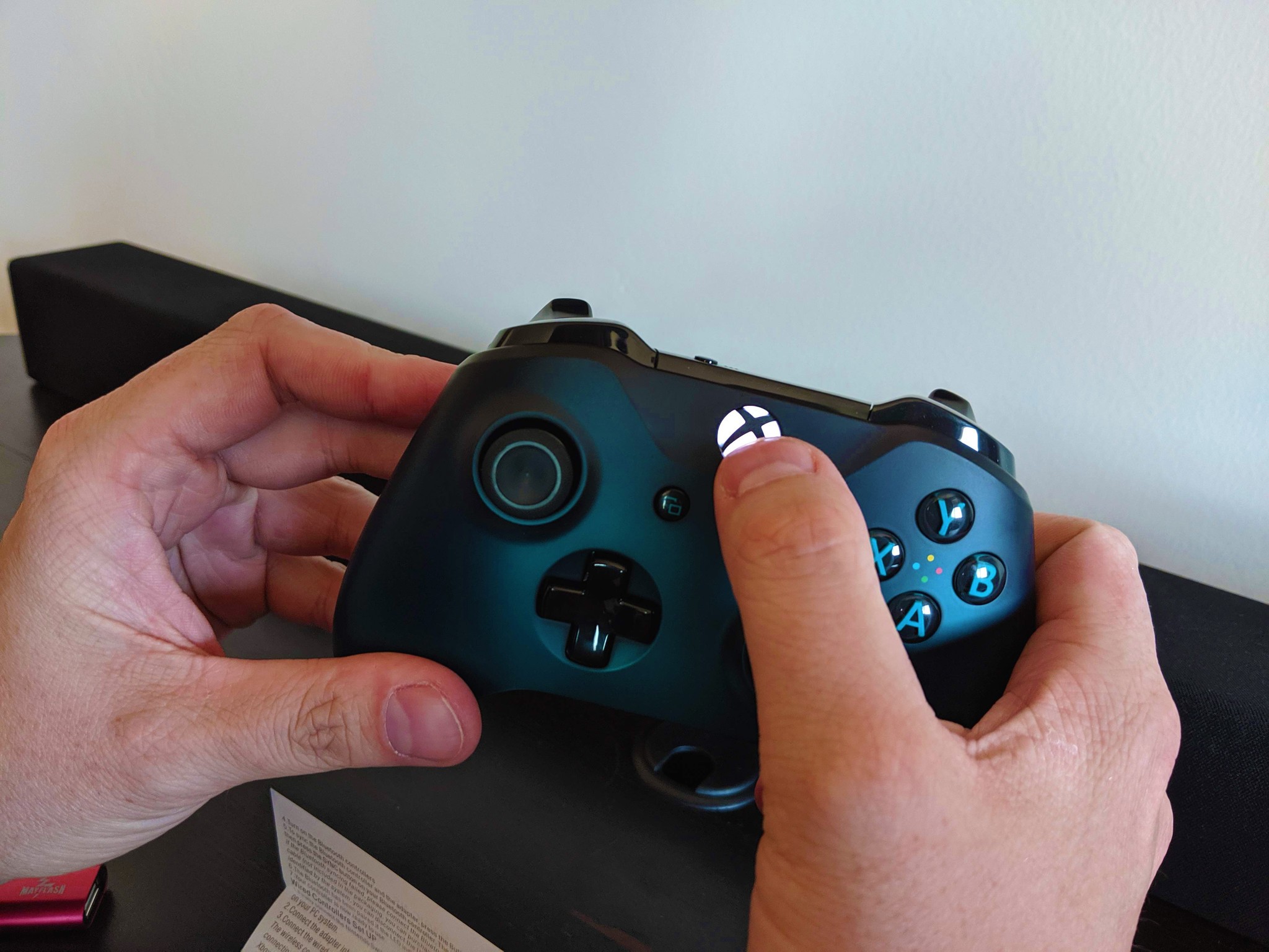 Img] - Nintendo Switch Pro Controller Vs Xbox One Controller - 799X301 Png Download - Pngkit