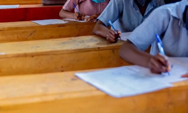 Hatangajwe igihano cyafatiwe abanyeshuri basaga 7000 bakopeye ikizamini
