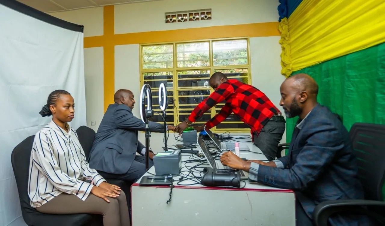 Gahunda yo gufotora abanyarwanda ngo bazahabwe e-ndangamuntu yabaye ihagaze
