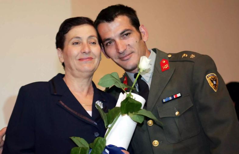 Η φωτο με την κόρη του, έναν μήνα μετά το θάνατο της γυναίκας του Pyrros Dhmas Se Asxhmh Katastash O A8lhths Pe8ane H Mhtera Toy In Gr