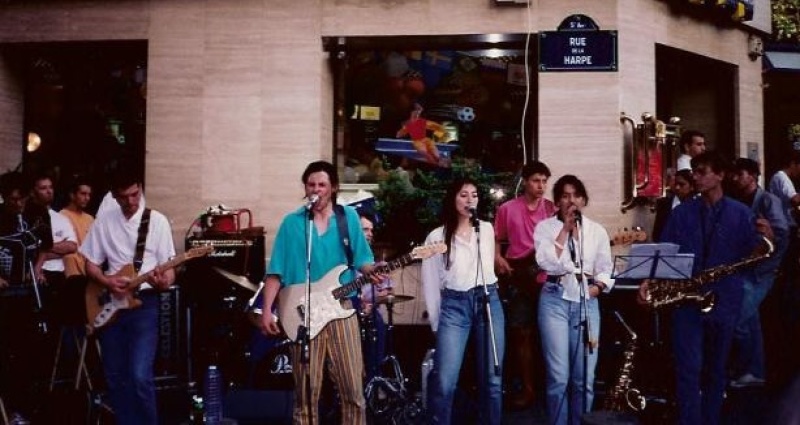 Concert des Black Noddles dans le Quartier Latin