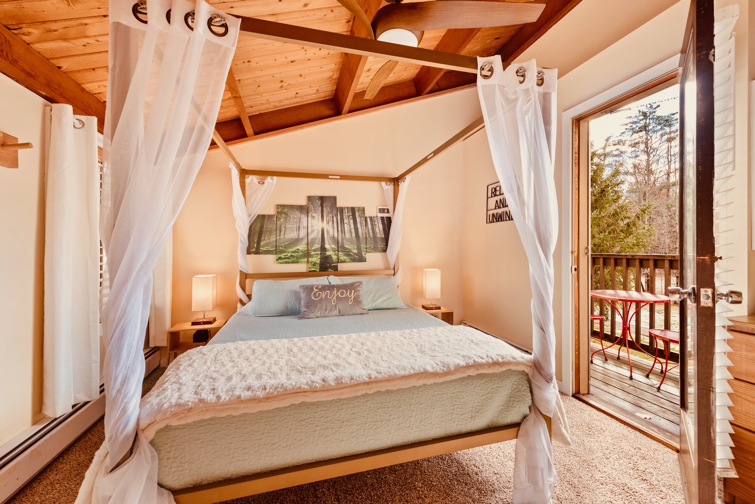 queen canopy room